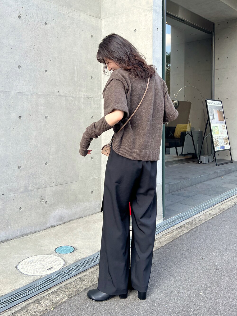 「バラクラバ、アームウォーマー、ニット、ブラウン、パンツスタイル、秋服コーデ、大人女子、大人カジュアル、ゆるコーデ、オーバーサイズ、ショルダーバッグ、大人かわいい、きれいめカジュアル、高身長コーデ、韓国ファッション」｜「CAPRICIEUX LE'MAGEの【セットアイテム】3SETニット（ニット/セーター、ブラウン系）」を使った、harunaさん（レディース・165cm）の秋コーディネートの3枚目の写真
