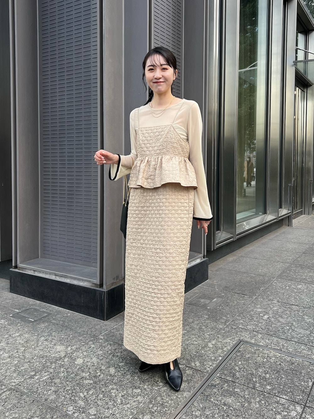 「ワンピース、お出かけコーデ、レイヤードスタイル、淡色コーデ、お呼ばれスタイル、お呼ばれ、オケージョン、オケージョンスタイル、セレモニー、二次会コーデ、ぺプラム、シアートップス、キャミワンピ」｜「CAPRICIEUX LE'MAGEの【オケージョンアイテム】【サイズ展開あり】2SETペプラムワンピース（ワンピース/ドレス、ベージュ系）」を使った、harunaさん（レディース・165cm）の冬コーディネートの2枚目の写真