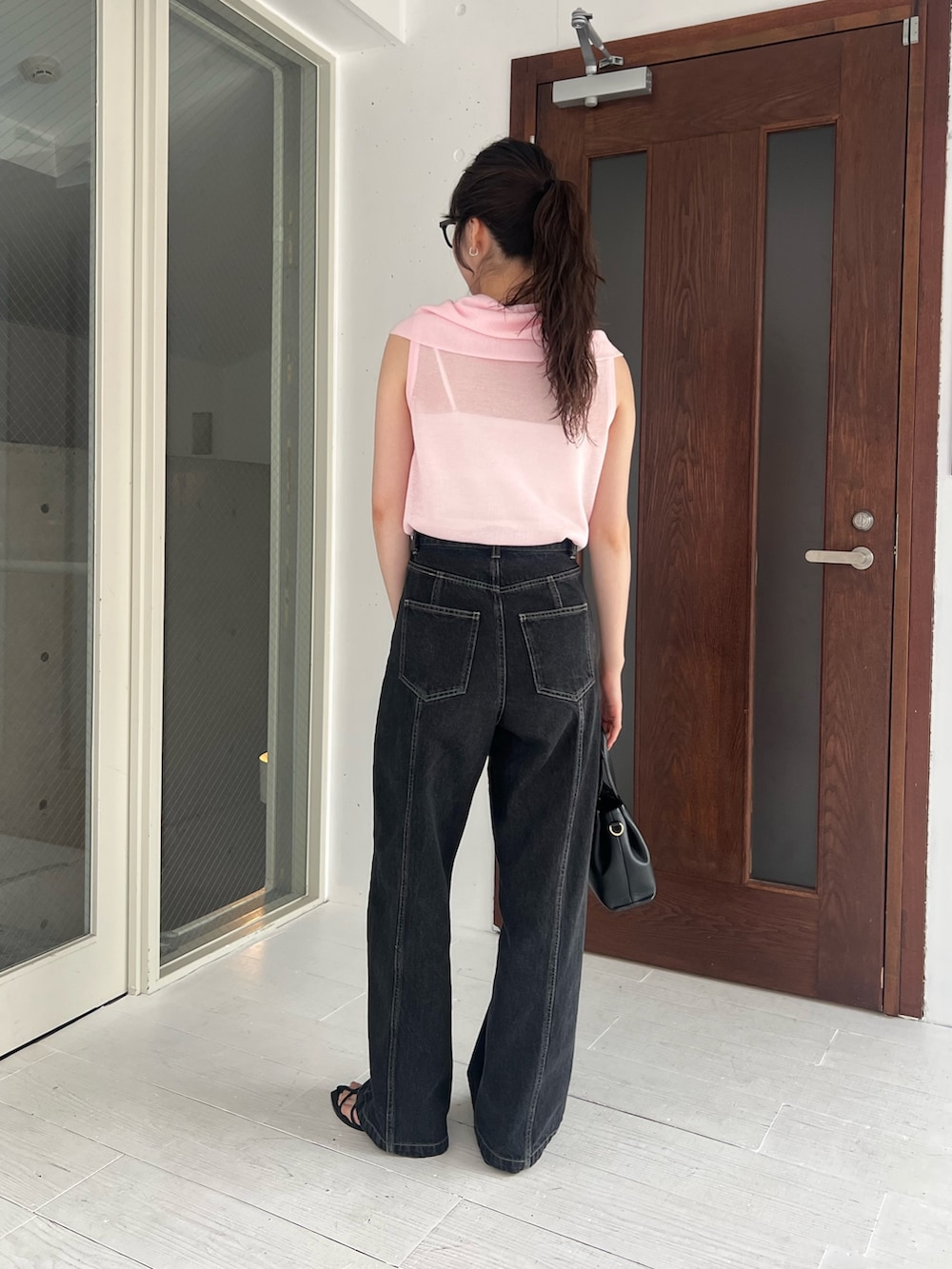 「サンダル、ピンクシャツ、デートコーデ、メガネ女子、きれいめカジュアル、ショートパンツ、サングラス、シアートップス、夏コーデ、韓国ファッション、大人かわいい、大人カジュアルコーデ、おしゃれさんと繋がりたい、シンプルカジュアル、最近のいい感じコーデ」｜「CAPRICIEUX LE'MAGEのセンター切替デニム（デニムパンツ、ブラック系）」を使った、harunaさん（レディース・165cm）の夏コーディネートの5枚目の写真