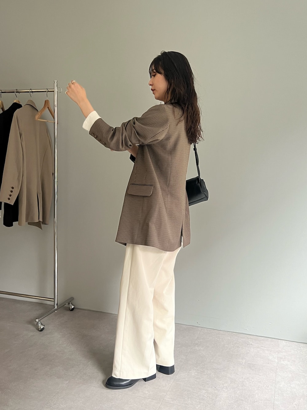 「ブラウン、シャツスタイル、秋服準備はじめました、お出かけコーデ、骨格ナチュラル、淡色コーデ、休日スタイル、オフィスカジュアル、大人カジュアル、チェック」｜「CAPRICIEUX LE'MAGEの【新色追加】Wテーラージャケット（テーラードジャケット、ブラウン系）」を使った、harunaさん（レディース・165cm）の秋コーディネートの3枚目の写真