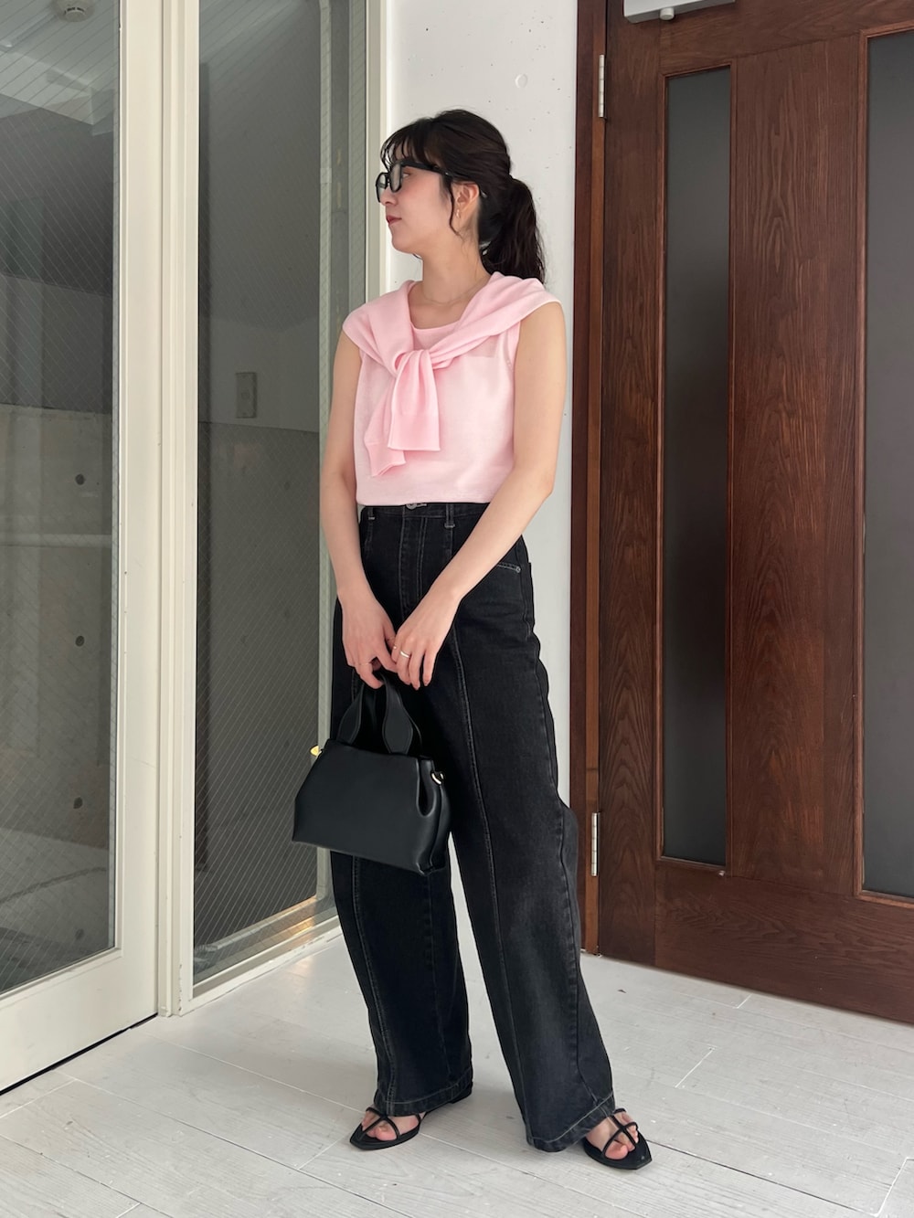 「サンダル、ピンクシャツ、デートコーデ、メガネ女子、きれいめカジュアル、ショートパンツ、サングラス、シアートップス、夏コーデ、韓国ファッション、大人かわいい、大人カジュアルコーデ、おしゃれさんと繋がりたい、シンプルカジュアル、最近のいい感じコーデ」｜「CAPRICIEUX LE'MAGEのセンター切替デニム（デニムパンツ、ブラック系）」を使った、harunaさん（レディース・165cm）の夏コーディネートの3枚目の写真