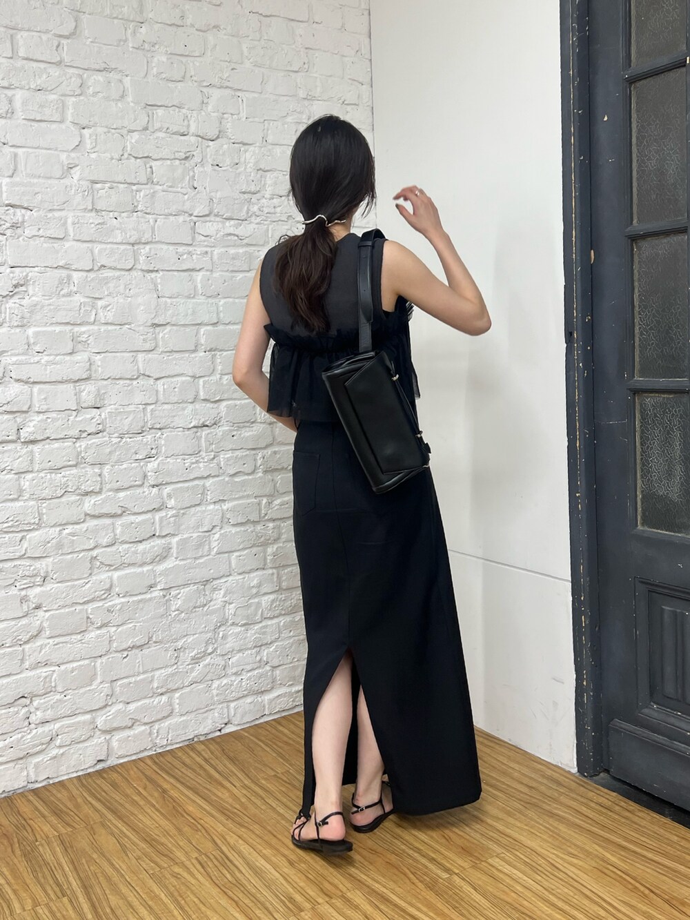 「お出かけコーデ、秋服準備はじめました、モノトーン、ブラックコーデ、デートコーデ、チュール、スカート、スカートスタイル、大人カジュアル、きれいめカジュアル、シンプルコーデ」｜「CAPRICIEUX LE'MAGEのベアチュールドッキングニット（ニット/セーター、グレー系）」を使った、harunaさん（レディース・165cm）の夏コーディネートの4枚目の写真