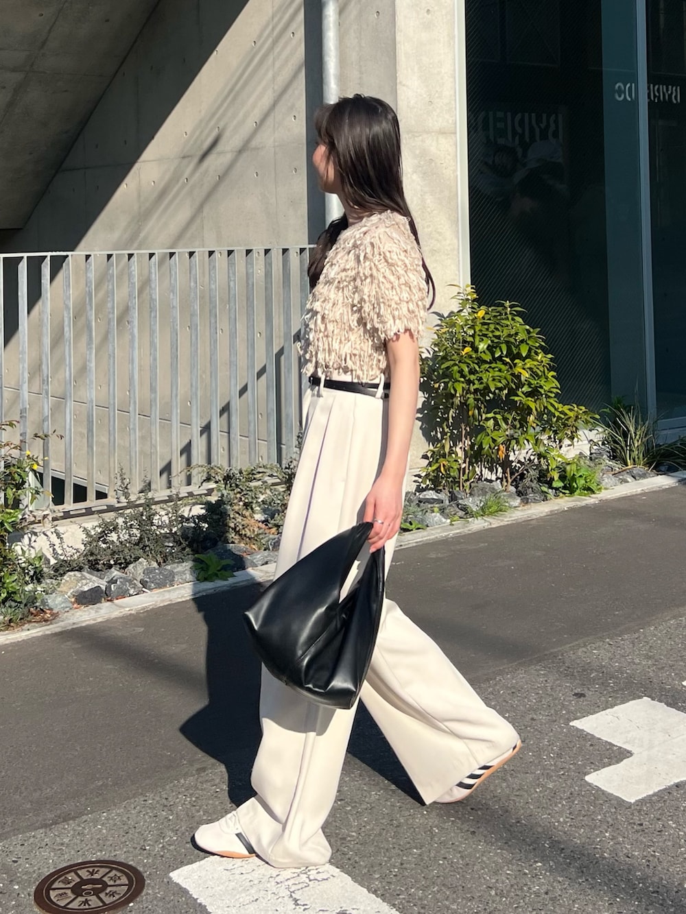 「大人カジュアル、最近のいい感じコーデ、リボン、春夏コーデ、シンプルコーデ、レイヤードスタイル、きれいめカジュアル、大人女子、春、カジュアルコーデ、キレイめ、オトナカジュアル、今日のコーデ、パンツスタイル」｜「CAPRICIEUX LE'MAGEのループフリンジ半袖プルオーバー（ニット/セーター、ベージュ系）」を使った、harunaさん（レディース・165cm）の春コーディネートの2枚目の写真