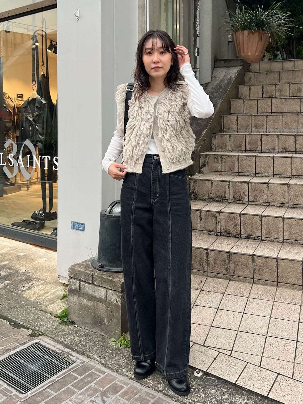 「最近のいい感じコーデ、きれいめカジュアル、ベスト、フリンジ、お出かけコーデ、デニム、カジュアル、シンプルコーデ」｜「CAPRICIEUX LE'MAGEのセンター切替デニム（デニムパンツ、ブラック系）」を使った、harunaさん（レディース・165cm）の秋コーディネートの2枚目の写真