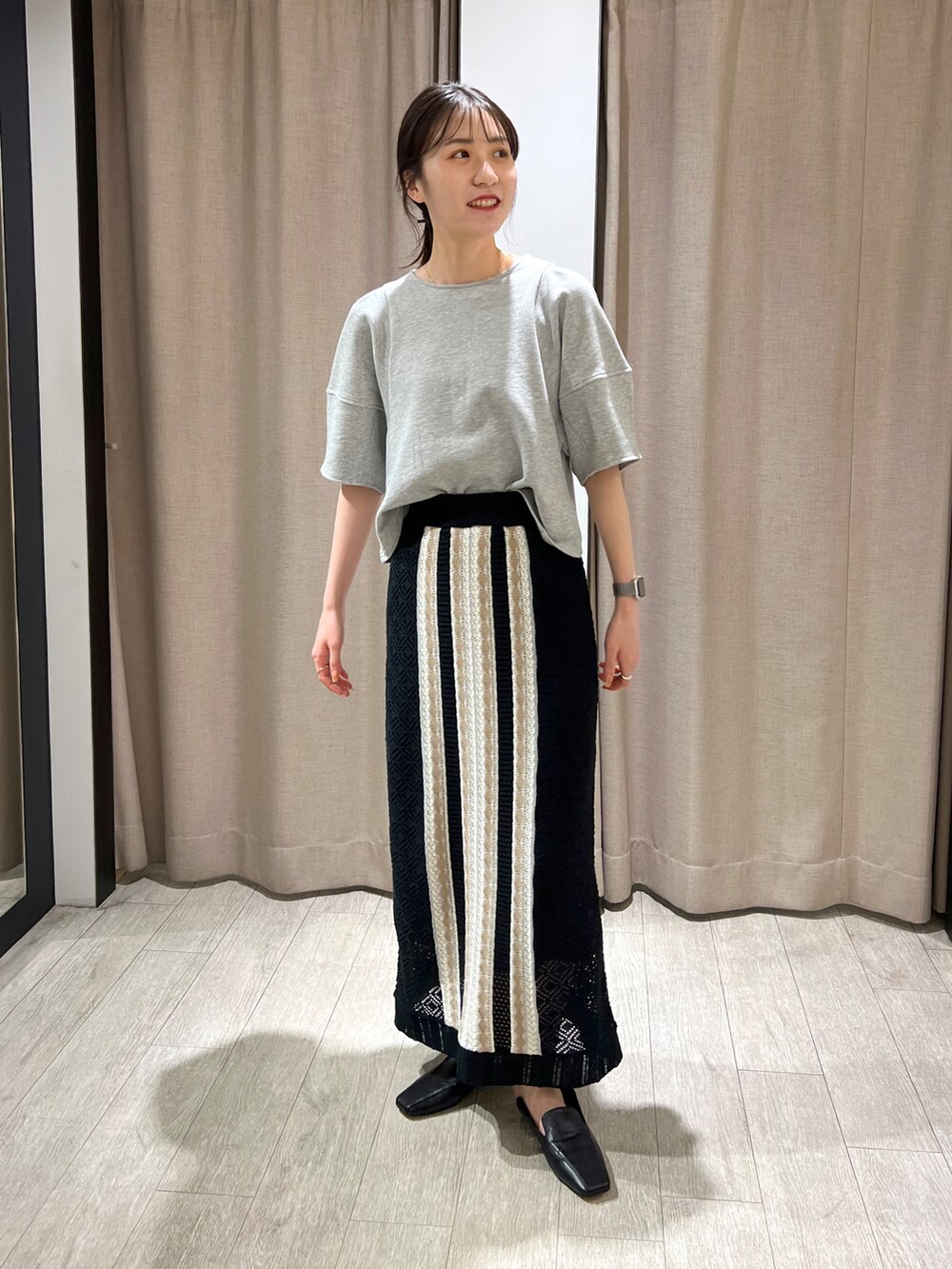 「休日スタイル、オトナカジュアル、スカート、スカートスタイル、きれいめカジュアル、スエット、パフスリーブ、ストレートスカート、クロシェ、シアー、モノトーン、高身長女子」｜「CAPRICIEUX LE'MAGEのコクーンスリーブライトスエット（Tシャツ/カットソー、グレー系）」を使った、harunaさん（レディース・165cm）の春コーディネートの2枚目の写真