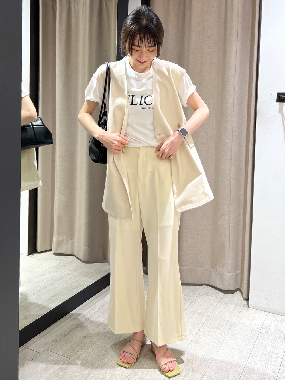 「お出かけコーデ、カジュアルコーデ、きれいめカジュアル、ワントーンコーデ、ホワイト、淡色コーデ、ベスト、フレアパンツ、ロゴT、シンプルコーデ、サンダル、大人カジュアル、おでかけ、高身長女子、大人女子」｜「CAPRICIEUX LE'MAGEのリネン混ハーフジレベスト（ベスト、ホワイト系）」を使った、harunaさん（レディース・165cm）の夏コーディネートの2枚目の写真