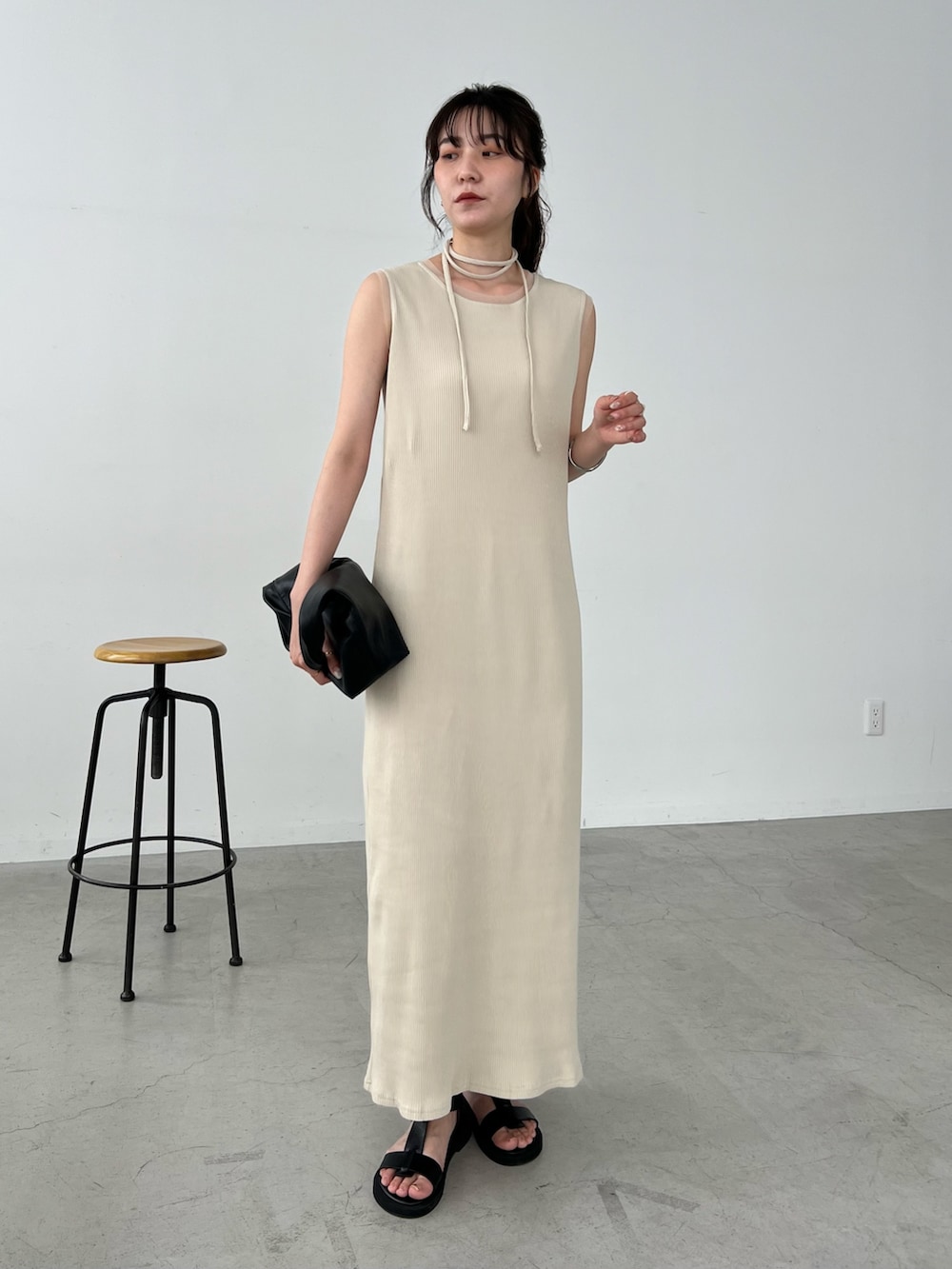 「お出かけコーデ、デートコーデ、ワンピース、淡色コーデ、きれいめカジュアル、初夏コーデ、カラーコーデ、オトナカワイイ、リラックススタイル、きれいめコーディネート、ヘルシーコーデ、ラクチンコーデ、大人女子」｜「CAPRICIEUX LE'MAGEのツイストバッグ（ショルダーバッグ、ブラック系）」を使った、harunaさん（レディース・165cm）の春コーディネートの2枚目の写真