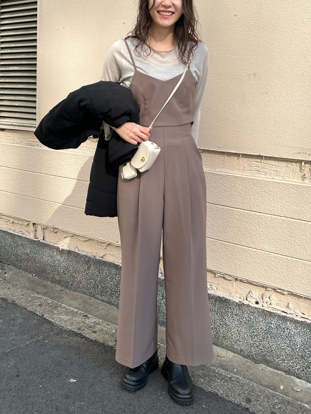 「冬コーデ、アウター、中綿アウター、ショート丈アウター、セットアップ、ビスチェ、パンツスタイル、淡色コーデ、きれいめカジュアル、お出かけコーデ、淡い色コーデ」｜「CAPRICIEUX LE'MAGEのWAVEキルト機能中綿ブルゾン（ブルゾン、ブラック系）」を使った、harunaさん（レディース・165cm）の秋コーディネートの3枚目の写真