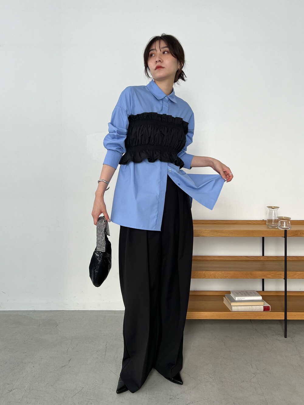 「シャツスタイル、秋服準備はじめました、ビスチェ、ブルー、お出かけコーデ、休日スタイル、レイヤードスタイル」｜「CAPRICIEUX LE'MAGEの＜新色追加/ブルー＞2タックワイドパンツ（その他パンツ、ブラック系）」を使った、harunaさん（レディース・165cm）の夏コーディネートの2枚目の写真