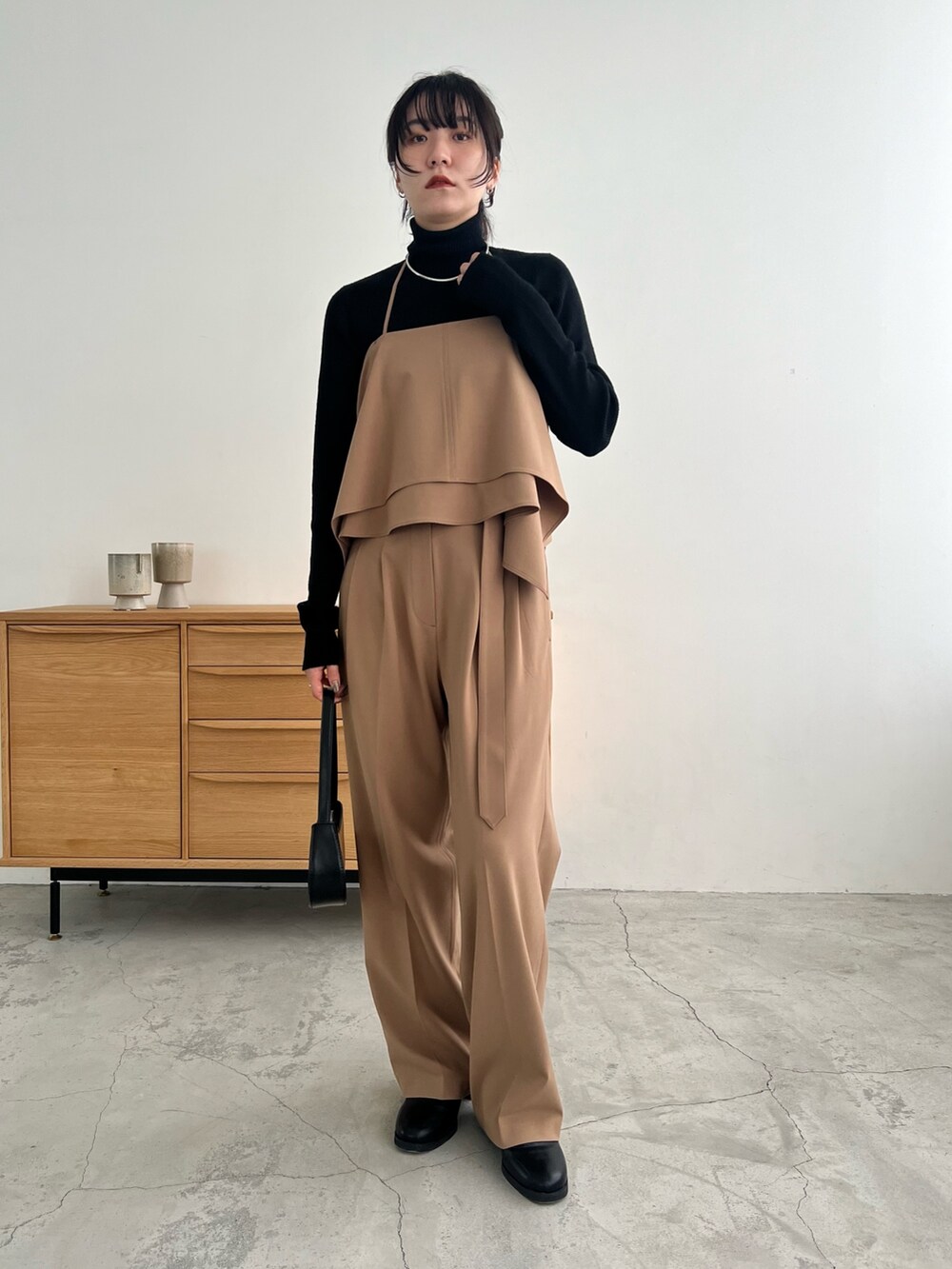 「レイヤードスタイル、淡色コーデ、ビッグシルエット、秋冬コーデ、お出かけコーデ、大人コーデ」｜「CAPRICIEUX LE'MAGEのベルト付ハイウエストパンツ（その他パンツ、ベージュ系）」を使った、harunaさん（レディース・165cm）の秋コーディネートの2枚目の写真