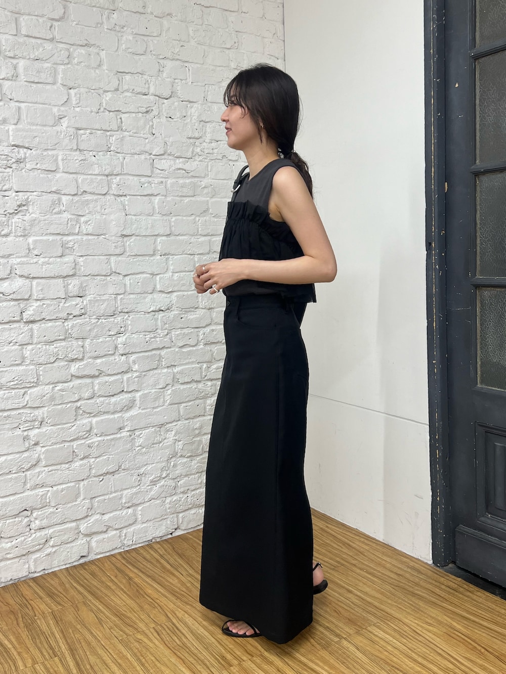 「お出かけコーデ、秋服準備はじめました、モノトーン、ブラックコーデ、デートコーデ、チュール、スカート、スカートスタイル、大人カジュアル、きれいめカジュアル、シンプルコーデ」｜「CAPRICIEUX LE'MAGEのベアチュールドッキングニット（ニット/セーター、グレー系）」を使った、harunaさん（レディース・165cm）の夏コーディネートの3枚目の写真