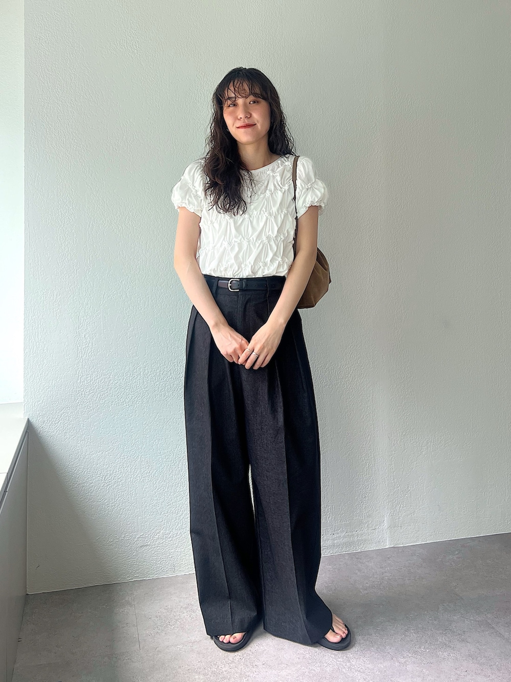 「白Tシャツ、お出かけコーデ、休日スタイル、デニム、シンプルコーデ、きれいめカジュアル、夏コーデ、夏服コーデ、オトナカジュアル、夏スタイル、オトナ女子、デニムコーデ、骨格ナチュラル、高身長女子」｜「CAPRICIEUX LE'MAGEの【選べる4サイズ展開】2タックコットンパンツ（その他パンツ、ブラック系）」を使った、harunaさん（レディース・165cm）の夏コーディネートの2枚目の写真