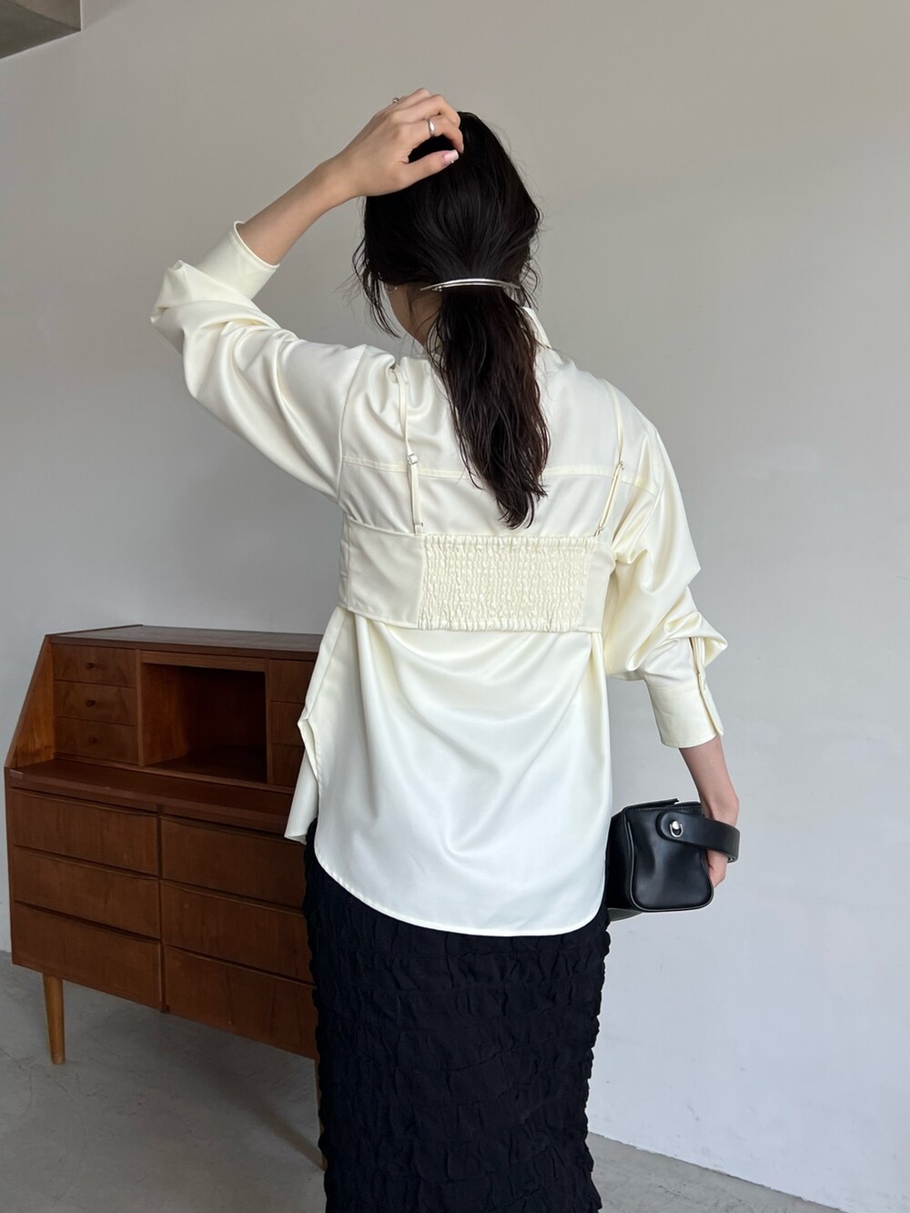 「淡色コーデ、秋服準備はじめました、シャツスタイル、デートコーデ、休日スタイル、ビスチェ、レイヤードスタイル、スカート、フクレジャガード、着痩せ・細見え、骨格ナチュラル」｜「CAPRICIEUX LE'MAGEのふくれジャガードスカート（スカート、ブラック系）」を使った、harunaさん（レディース・165cm）の秋コーディネートの7枚目の写真
