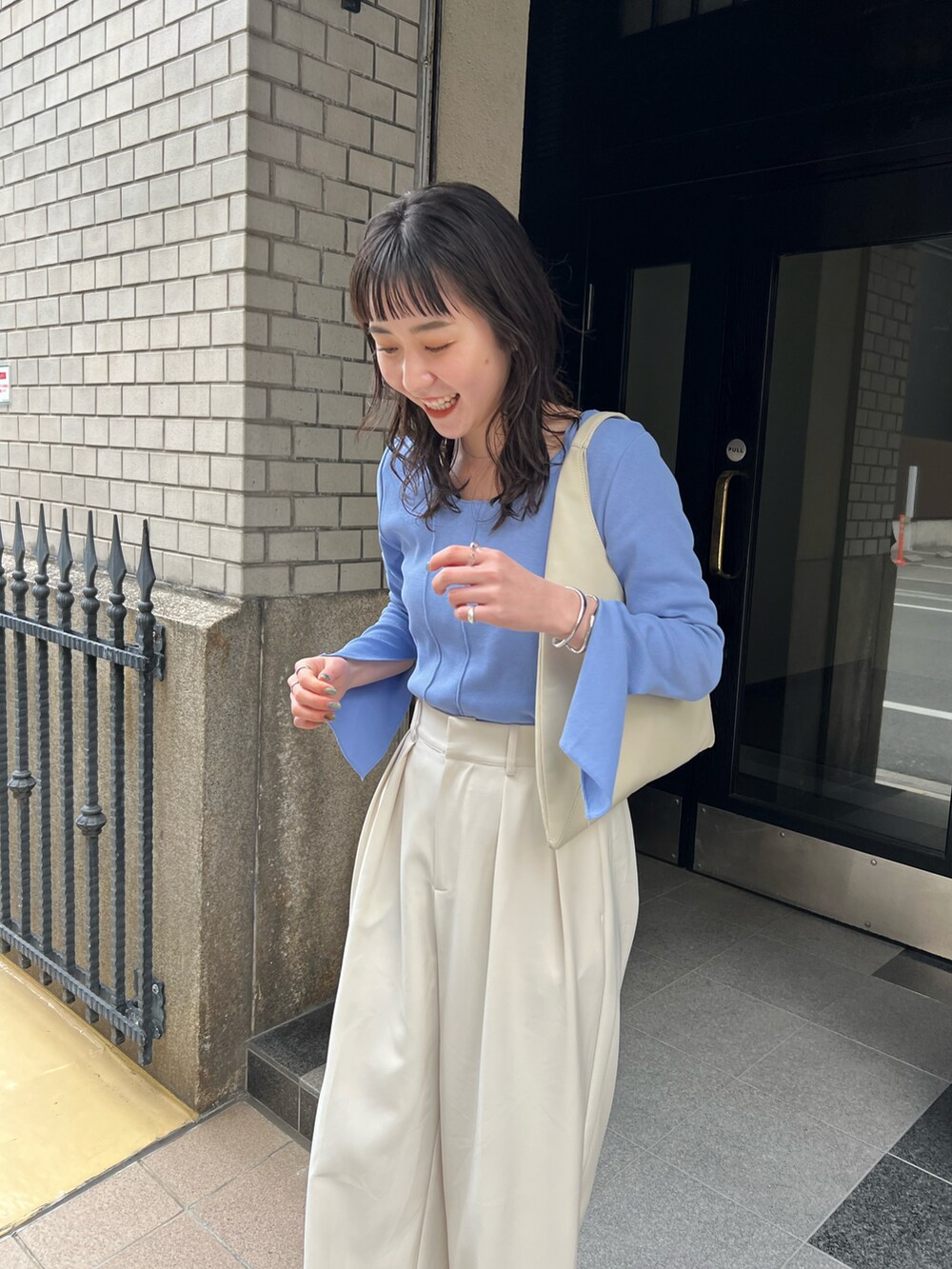 「春コーデ、大人カジュアル、シンプルコーデ、春先取り、ゆるコーデ、シンプルスタイル、パンツスタイル、ホワイトコーデ、ブルー、レザーバッグ、グルカサンダル、カットソー」｜「CAPRICIEUX LE'MAGEの袖スリットロンT（Tシャツ/カットソー、ブルー系）」を使った、harunaさん（レディース・165cm）の冬コーディネートの3枚目の写真