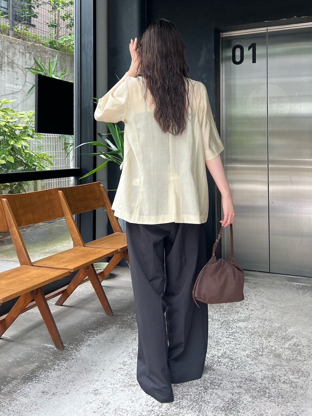 「休日スタイル、シンプルコーデ、きれいめカジュアル、夏コーデ、ブラックコーデ、お出かけコーデ、大人かわいい、シャツ/ブラウス、秋コーデ、骨格ナチュラル、高身長女子、シアージャケット」｜「CAPRICIEUX LE'MAGEの【夏の羽織りに◎】シアー半袖ジャケット（テーラードジャケット、ベージュ系）」を使った、harunaさん（レディース・165cm）の夏コーディネートの4枚目の写真