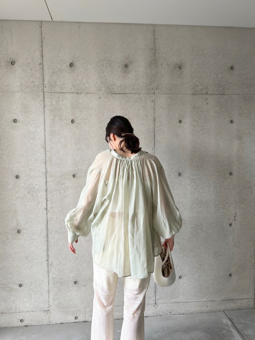 シルバー系のサンダル、ホワイト系のトートバッグ、ホワイト系のその他パンツを着用したレディースの春コーディネートの2枚目の写真