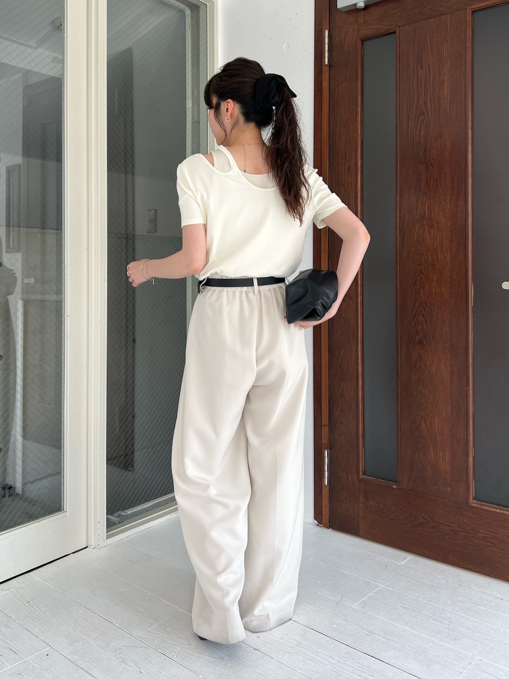 「お出かけコーデ、休日スタイル、シンプルコーデ、きれいめカジュアル、夏コーデ、おでかけコーデ、夏ファッション、カジュアルスタイル、大人カジュアルコーデ、骨格ナチュラル、高身長女子」｜「CAPRICIEUX LE'MAGEの【1枚で着映え】レイヤードアシメネックTシャツ（Tシャツ/カットソー、ベージュ系）」を使った、harunaさん（レディース・165cm）の夏コーディネートの4枚目の写真