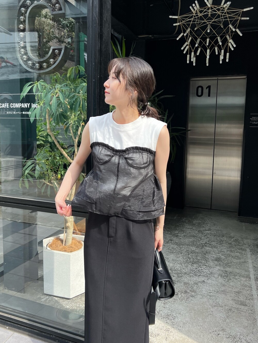 「モノトーン、きれいめカジュアル、フリル、オーガンジー、サンダル、Tシャツ、スカート、シンプルコーデ、夏コーデ、ビスチェ、マキシスカート」｜「CAPRICIEUX LE'MAGEのマキシIラインスカート（スカート、ブラック系）」を使った、harunaさん（レディース・165cm）の春コーディネートの3枚目の写真