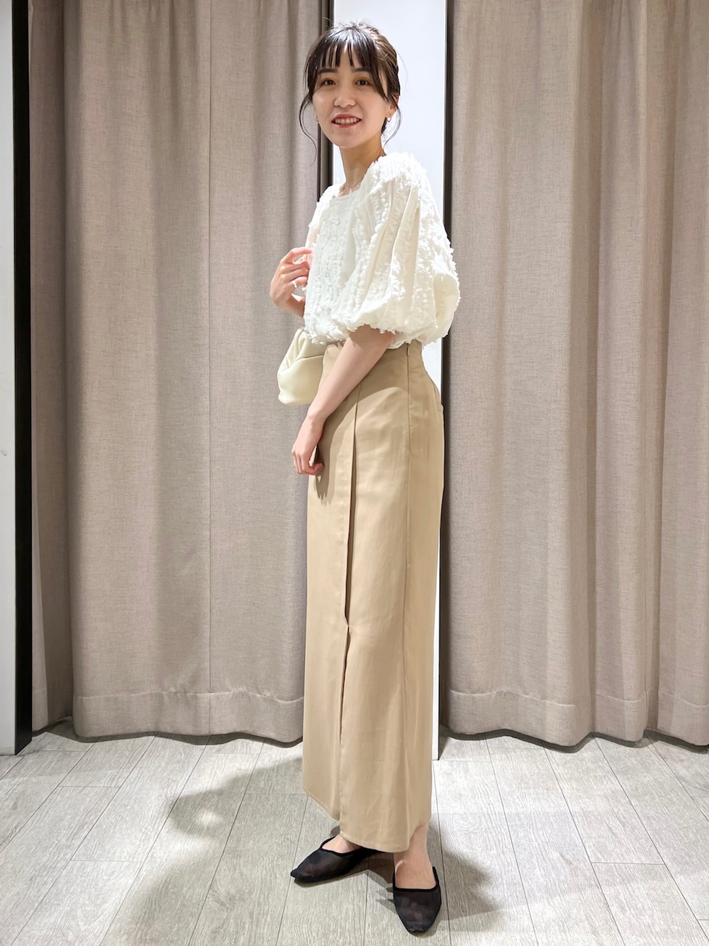 「休日スタイル、カジュアル、オトナ女子、フリンジ、淡色コーデ、ミリタリーコーデ、パフスリーブ、タイトスカート、スリット、きれいめカジュアル、高身長女子、お出かけコーデ、アップスタイル」｜「CAPRICIEUX LE'MAGEの〈WEB限定カラー・イエロー〉パフブロッキングガマ口バッグ（ショルダーバッグ、ホワイト系）」を使った、harunaさん（レディース・165cm）の夏コーディネートの2枚目の写真