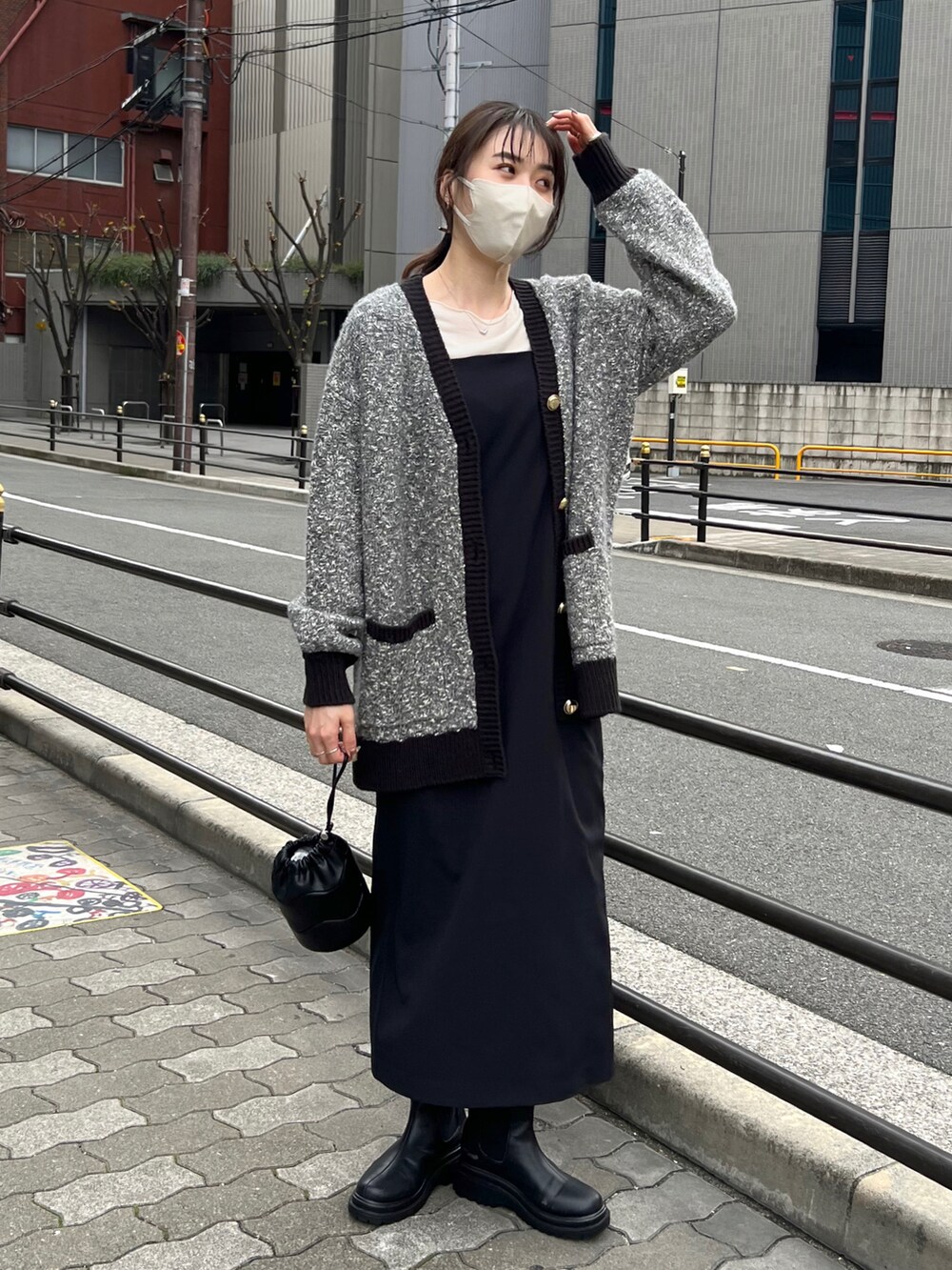 「秋冬コーデ、ツイード、カーディガン、キャミワンピース、ワンピース、モノトーンコーデ、ブラックコーデ、165cm、高身長女子、きれいめカジュアル、オトナカジュアル」｜「CAPRICIEUX LE'MAGEのツイード風ミドルカーディガン（カーディガン/ボレロ、グレー系）」を使った、harunaさん（レディース・165cm）の秋コーディネートの3枚目の写真