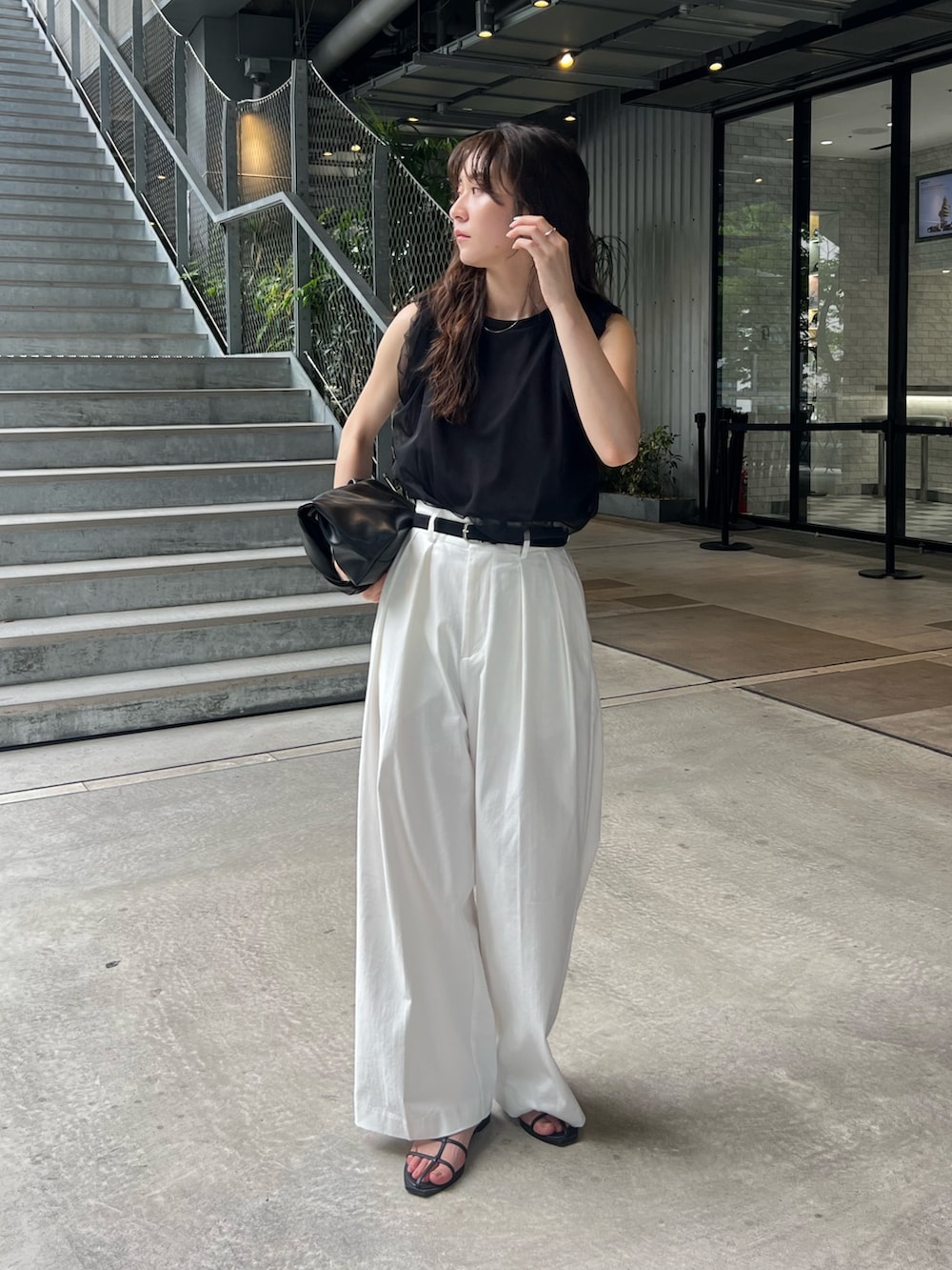 「休日スタイル、シンプルコーデ、きれいめカジュアル、夏コーデ、シアートップス、ブラックコーデ、お出かけコーデ、シンプルスタイル、オトナ女子、大人かわいい、チュール、ワイドパンツ、骨格ナチュラル、高身長女子」｜「CAPRICIEUX LE'MAGEの【選べる4サイズ展開】2タックコットンパンツ（その他パンツ、ホワイト系）」を使った、harunaさん（レディース・165cm）の夏コーディネートの3枚目の写真