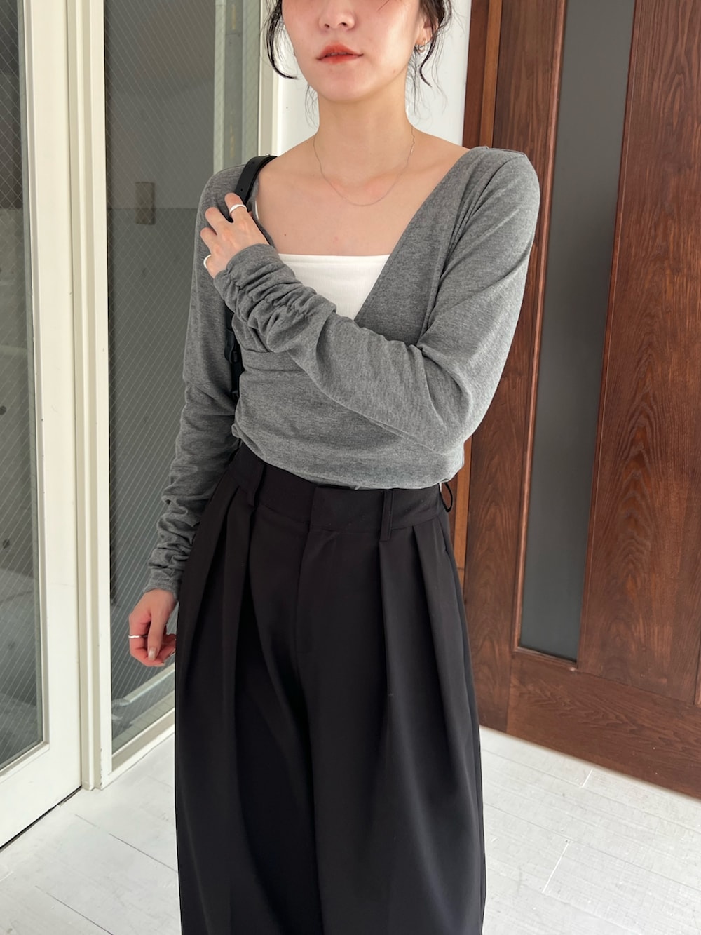 グレー系のTシャツ/カットソー、ブラック系のその他パンツ、ブラック系のパンプスを着用したレディースの夏コーディネートの6枚目の写真