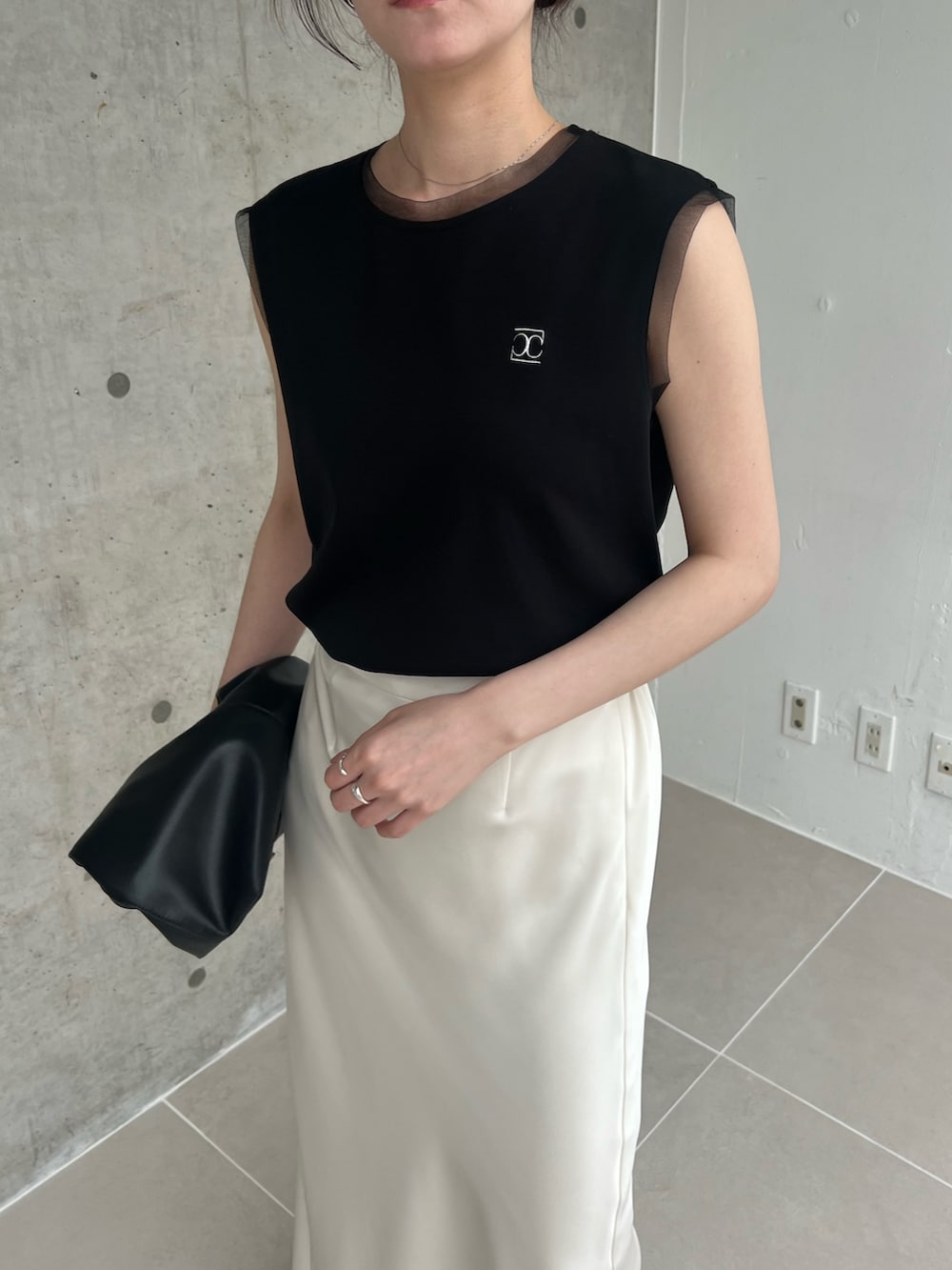 「モノトーン、サンダル、お出かけコーデ、デートコーデ、きれいめカジュアル、夏コーデ、ラクチンコーデ、初夏コーデ、オトナ女子、夏服、ゆるコーデ、大人かわいい、30代コーデ、きれいめコーデ、甘めカジュアル」｜「CAPRICIEUX LE'MAGEの1ポイントノースリーブTシャツ（Tシャツ/カットソー、ブラック系）」を使った、harunaさん（レディース・165cm）の春コーディネートの5枚目の写真