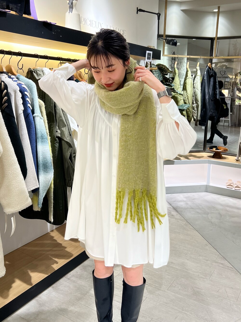 「きれいめカジュアル、シャツワンピース、ミニワンピ、ロングブーツ、高身長女子、肌見せ、トレンド、キレイめコーデ、お出かけコーデ、ホワイト」｜「CAPRICIEUX LE'MAGEのギャザーシャツミニワンピース（ワンピース、ホワイト系）」を使った、harunaさん（レディース・165cm）の秋コーディネートの2枚目の写真