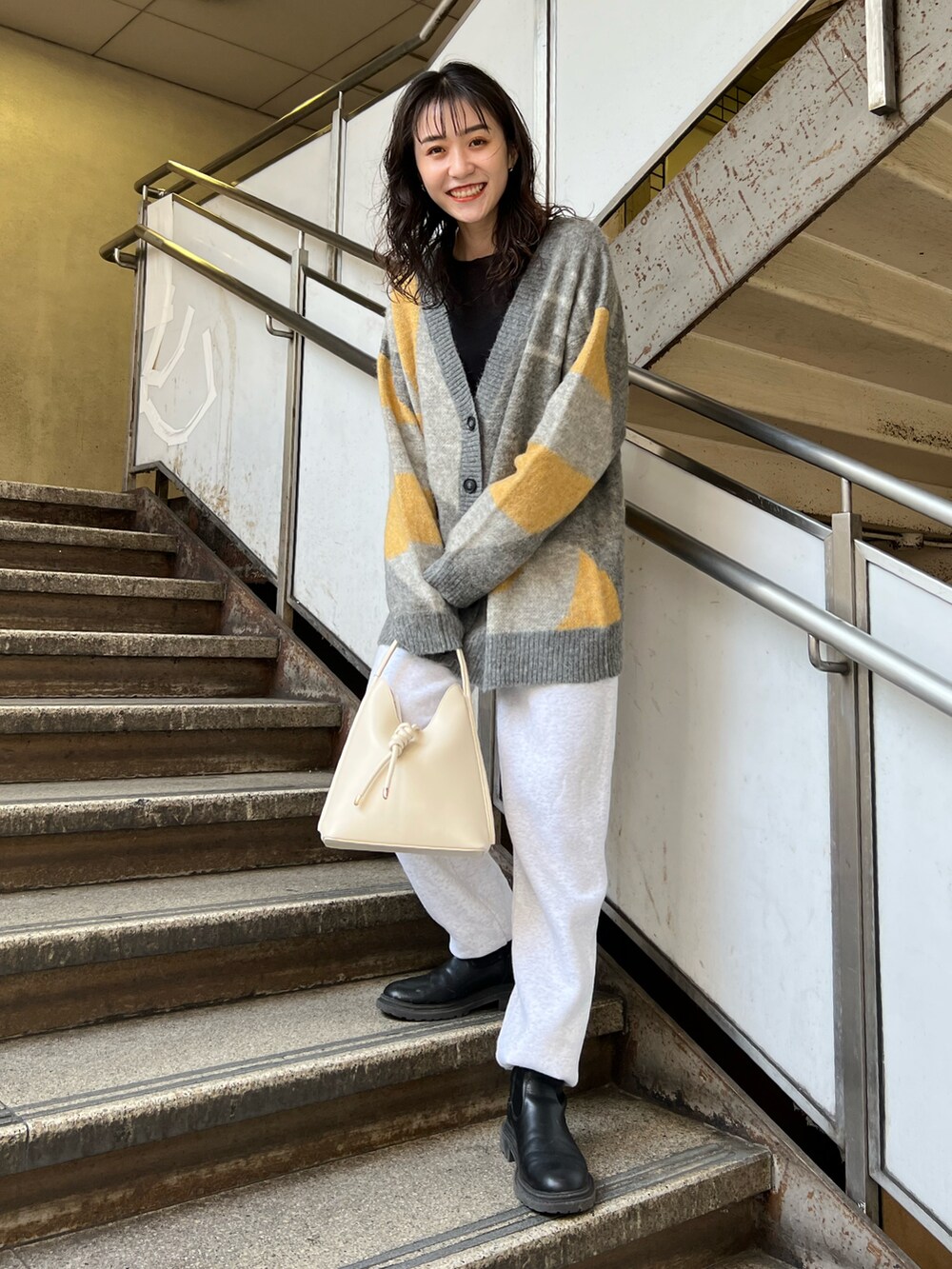 「冬コーデ、カジュアルコーデ、きれいめカジュアル、大人カジュアル、スウェットパンツ、カーディガン、オーバーサイズ、ゆるコーデ、サイドゴアブーツ、ブーツイン、ストリートMIX」｜「CAPRICIEUX LE'MAGEのソフトシアーTシャツ（Tシャツ/カットソー、ブラック系）」を使った、harunaさん（レディース・165cm）の秋コーディネートの3枚目の写真