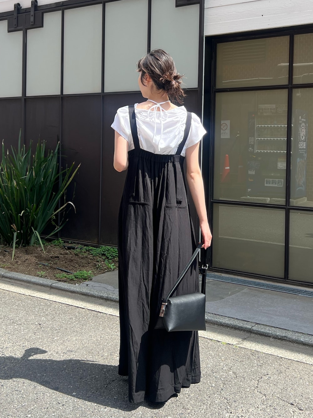 「大人カジュアル、最近のいい感じコーデ、リボン、モノトーン、フレアパンツ、春夏コーデ、シンプルコーデ、レイヤードスタイル、韓国ファッション、きれいめカジュアル、休日スタイル、大人女子、リラックススタイル、夏ファッション、大人かわいい」｜「CAPRICIEUX LE'MAGEのギャザーフレンチTシャツ（Tシャツ/カットソー、ホワイト系）」を使った、harunaさん（レディース・165cm）の春コーディネートの4枚目の写真