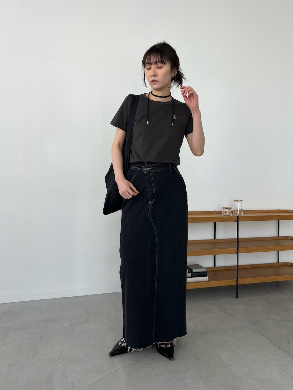 「大人カジュアル、最近のいい感じコーデ、モノトーン、トートバッグ、春夏コーデ、シンプルコーデ、きれいめカジュアル、休日スタイル、大人女子、春、大人かわいい、カジュアルコーデ、ラクチンコーデ、夏ファッション、デニムコーデ」｜「CAPRICIEUX LE'MAGEの【サイズ展開あり】1ポイントTシャツ（Tシャツ/カットソー、グレー系）」を使った、harunaさん（レディース・165cm）の春コーディネートの2枚目の写真