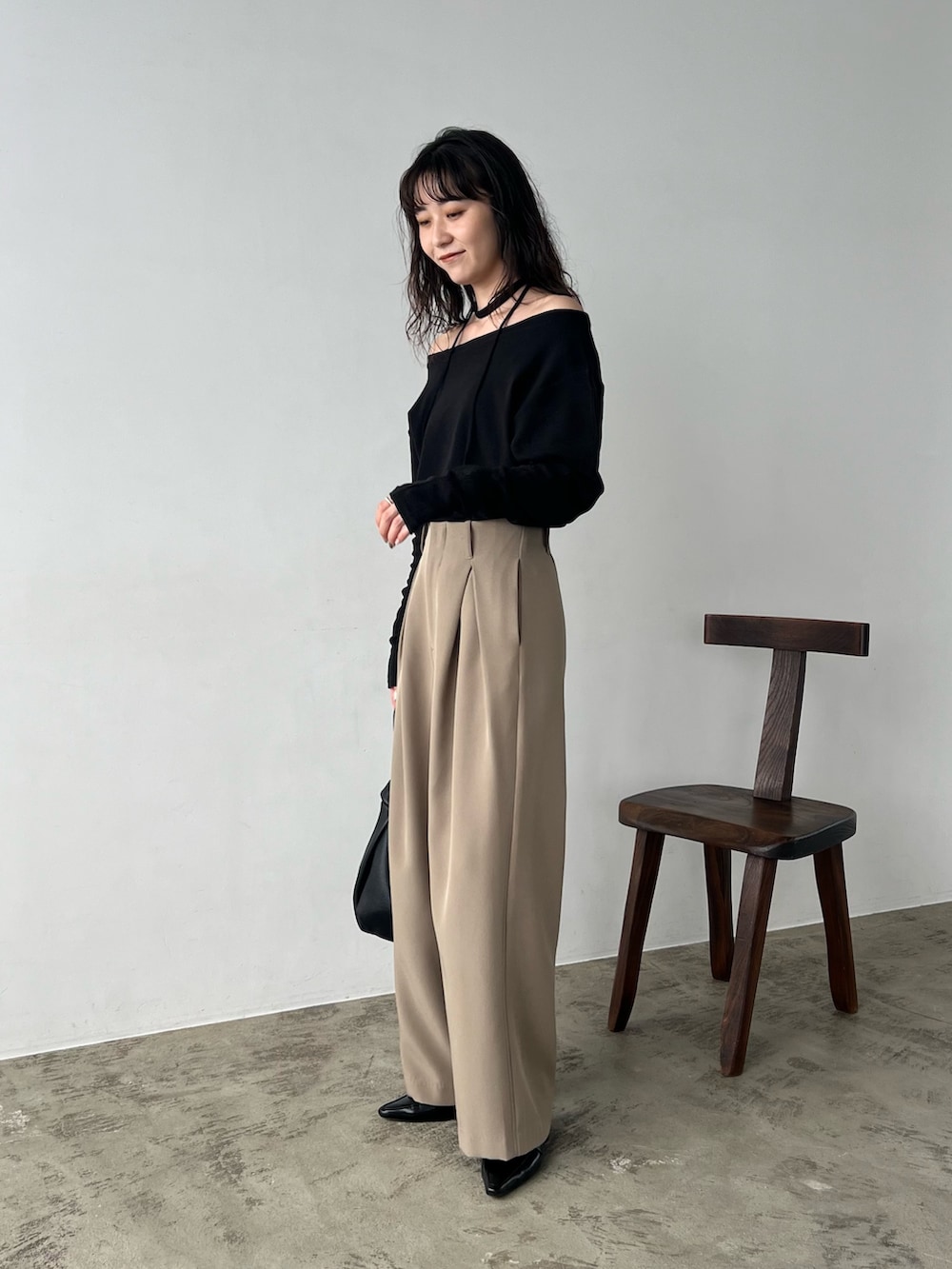 「チョーカー、ボートネック、ロンT、Tシャツ、お出かけコーデ、大人カジュアル、大人カジュアルコーデ、キレイめ、シンフルコーデ、骨格ナチュラル」｜「CAPRICIEUX LE'MAGEの【低身長サイズあり】3Dタックパンツ（その他パンツ、ベージュ系）」を使った、harunaさん（レディース・165cm）の秋コーディネートの2枚目の写真
