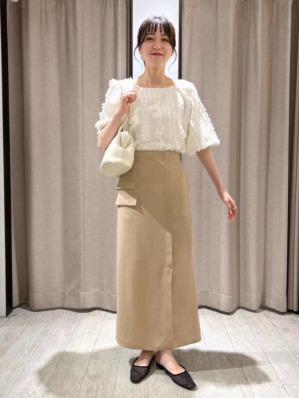 「休日スタイル、カジュアル、オトナ女子、フリンジ、淡色コーデ、ミリタリーコーデ、パフスリーブ、タイトスカート、スリット、きれいめカジュアル、高身長女子、お出かけコーデ、アップスタイル」｜「CAPRICIEUX LE'MAGEの〈WEB限定カラー・イエロー〉パフブロッキングガマ口バッグ（ショルダーバッグ、ホワイト系）」を使った、harunaさん（レディース・165cm）の夏コーディネートの3枚目の写真
