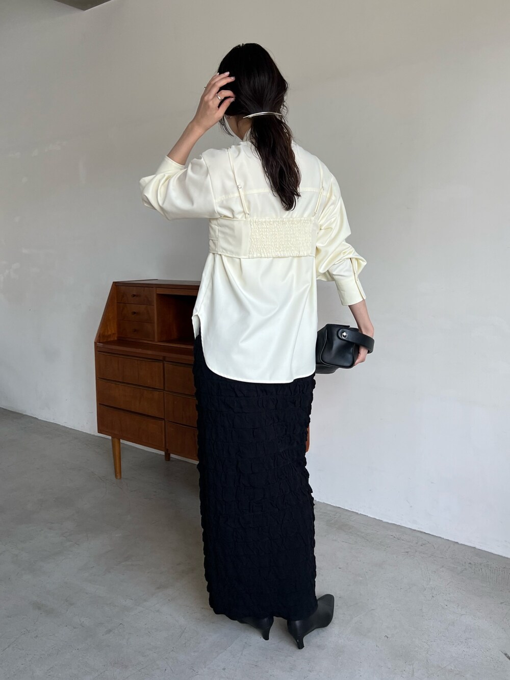 「淡色コーデ、秋服準備はじめました、シャツスタイル、デートコーデ、休日スタイル、ビスチェ、レイヤードスタイル、スカート、フクレジャガード、着痩せ・細見え、骨格ナチュラル」｜「CAPRICIEUX LE'MAGEのふくれジャガードスカート（スカート、ブラック系）」を使った、harunaさん（レディース・165cm）の秋コーディネートの5枚目の写真