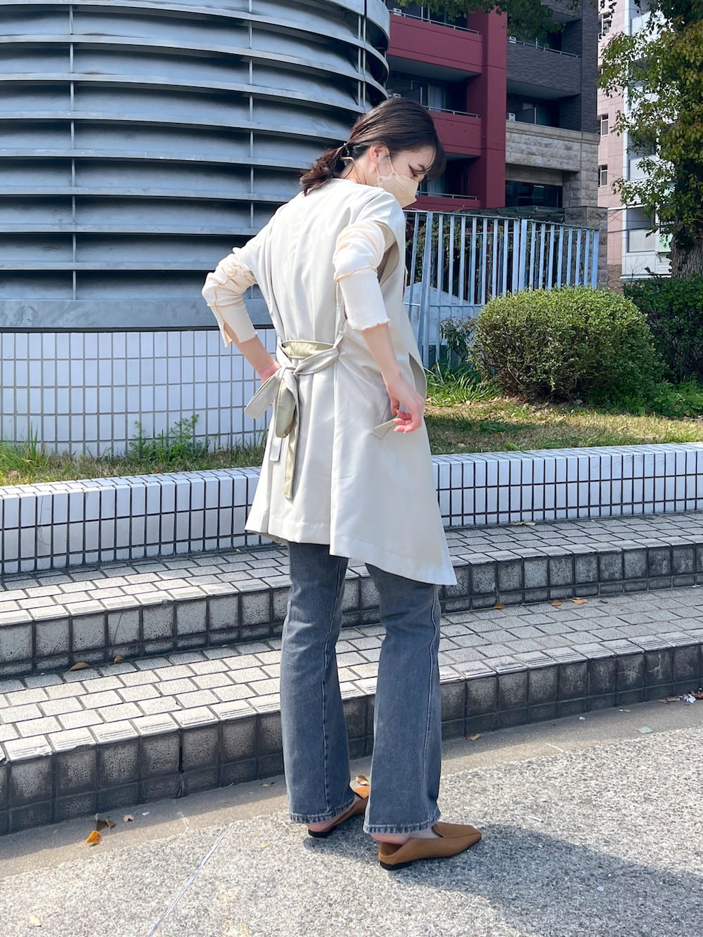 「春夏コーデ、オトナ女子、カジュアル、オーバーサイズ、春アウター、ベスト、淡色コーデ、シンプルコーデ、ロンT、フレアデニム、Wrangler、AgAwd、高身長女子、トレンド」｜「CAPRICIEUX LE'MAGEのオーバーベスト（ベスト、ベージュ系）」を使った、harunaさん（レディース・165cm）の春コーディネートの2枚目の写真