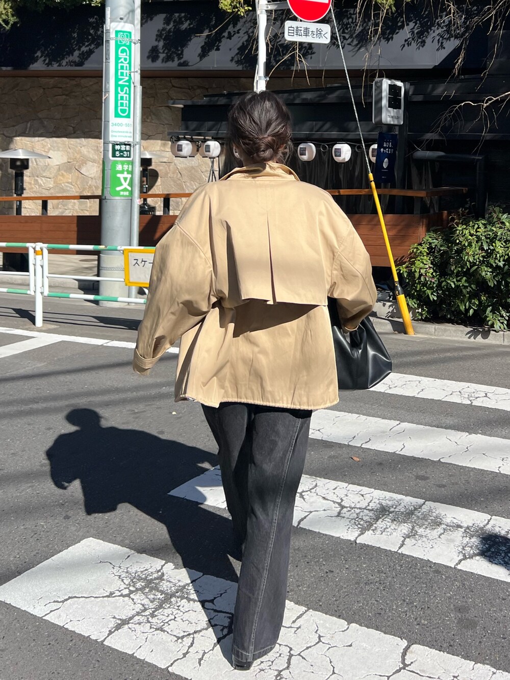 「レイヤードスタイル、デニム、オトナカジュアル、春服コーデ、パンツコーデ、着回しコーデ、きれいめカジュアル、シンプルスタイル、春、楽チンコーデ、大人ファッション、春服、デニムコーデ、ゆるコーデ、春カラー」｜「CAPRICIEUX LE'MAGEのセンター切替デニム（デニムパンツ、ブラック系）」を使った、harunaさん（レディース・165cm）の冬コーディネートの3枚目の写真
