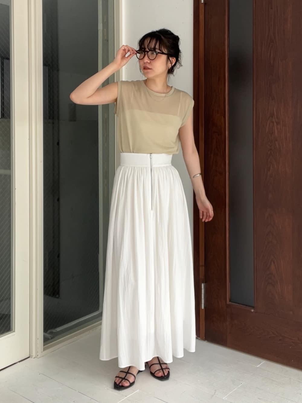 「サンダル、お出かけコーデ、デートコーデ、メガネ女子、淡色コーデ、きれいめカジュアル、シアートップス、初夏コーデ、カラーコーデ、着回しコーデ、リラックススタイル、きれいめコーディネート、ヘルシーコーデ、大人女子、フレアスカート」｜「CAPRICIEUX LE'MAGEのラメトップスフレアスカートSET（ワンピース、ホワイト系）」を使った、harunaさん（レディース・165cm）の春コーディネートの2枚目の写真