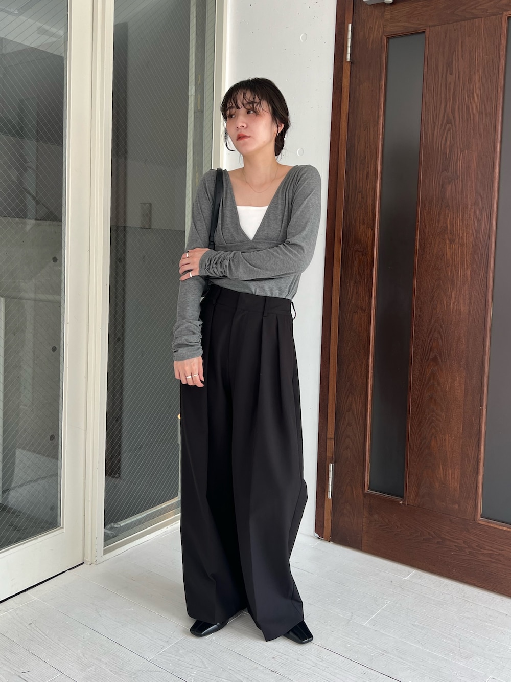 グレー系のTシャツ/カットソー、ブラック系のその他パンツ、ブラック系のパンプスを着用したレディースの夏コーディネートの2枚目の写真