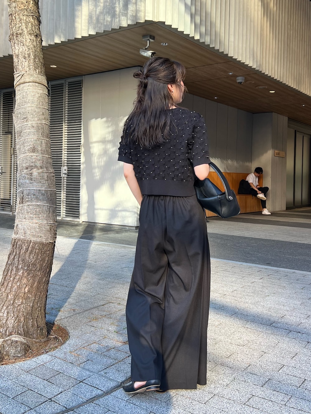 「お出かけコーデ、秋服準備はじめました、レイヤードスタイル、モノトーン、カーディガン、カーディガンコーデ、ワイドパンツ、休日スタイル、ドット、骨格ナチュラル、高身長女子」｜「CAPRICIEUX LE'MAGEの【C.L】サイドタックワイドパンツ（その他パンツ、ブラック系）」を使った、harunaさん（レディース・165cm）の夏コーディネートの3枚目の写真