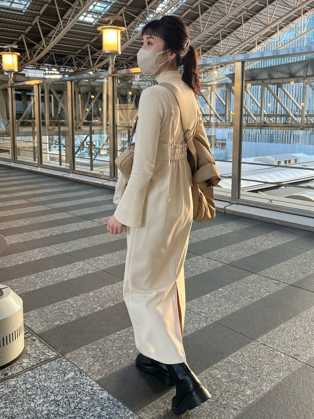「CAPRICIEUX LE'MAGE、キャミワンピ、ワンピース、ビスチェワンピース、淡色コーデ、淡色女子、淡い色コーデ、ワントーンコーデ、ベージュ、シンプルコーデ、お出かけコーデ、きれいめカジュアル、きれいめコーディネート」｜「CAPRICIEUX LE'MAGEの〈ADD CULUMN/アドカラム〉PUFFクロスボディバッグ（トートバッグ、ベージュ系）」を使った、harunaさん（レディース・165cm）の冬コーディネートの3枚目の写真