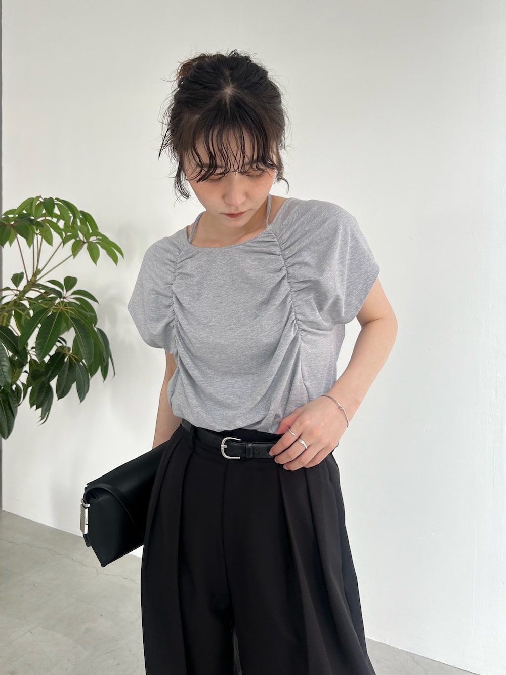 「大人カジュアル、最近のいい感じコーデ、春夏コーデ、シンプルコーデ、レイヤードスタイル、きれいめカジュアル、休日スタイル、大人女子、大人かわいい、カジュアルコーデ、ラクチンコーデ、夏ファッション、オトナカジュアル、今日のコーデ、パンツスタイル」｜「CAPRICIEUX LE'MAGEの＜新色追加/ブルー＞2タックワイドパンツ（その他パンツ、ブラック系）」を使った、harunaさん（レディース・165cm）の春コーディネートの7枚目の写真