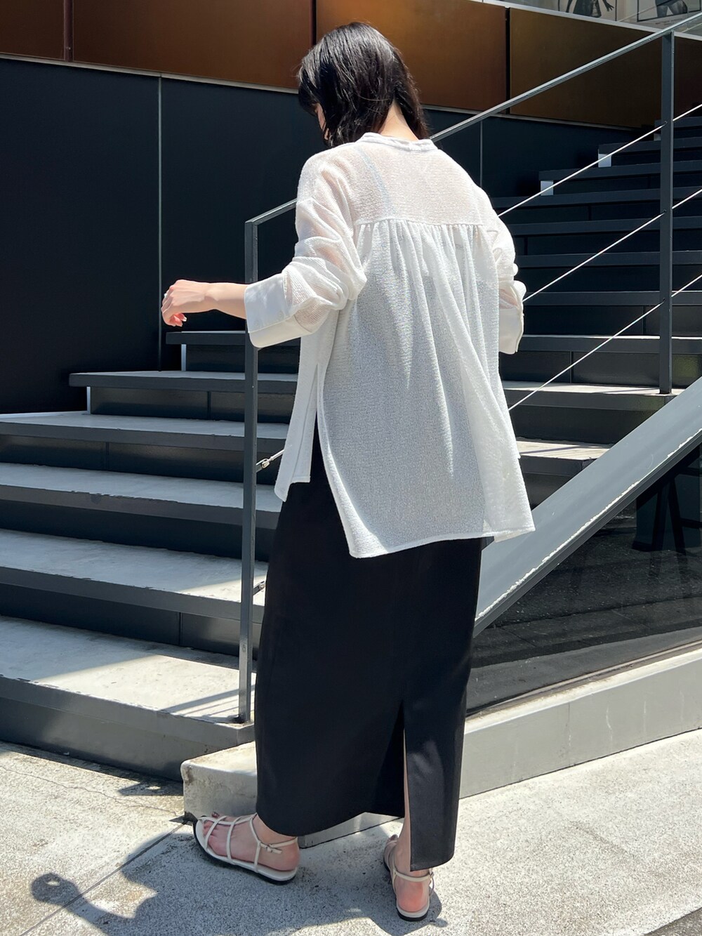 「シンプルコーデ、きれいめカジュアル、大人女子、カジュアルコーデ、ゆるコーデ、夏コーデ、夏ファッション、今日のコーデ、ワンピーススタイル、サンダル、ワンピース、ラクチンコーデ、メッシュ」｜「CAPRICIEUX LE'MAGEのメッシュシャツ（シャツ/ブラウス、ホワイト系）」を使った、harunaさん（レディース・165cm）の夏コーディネートの3枚目の写真