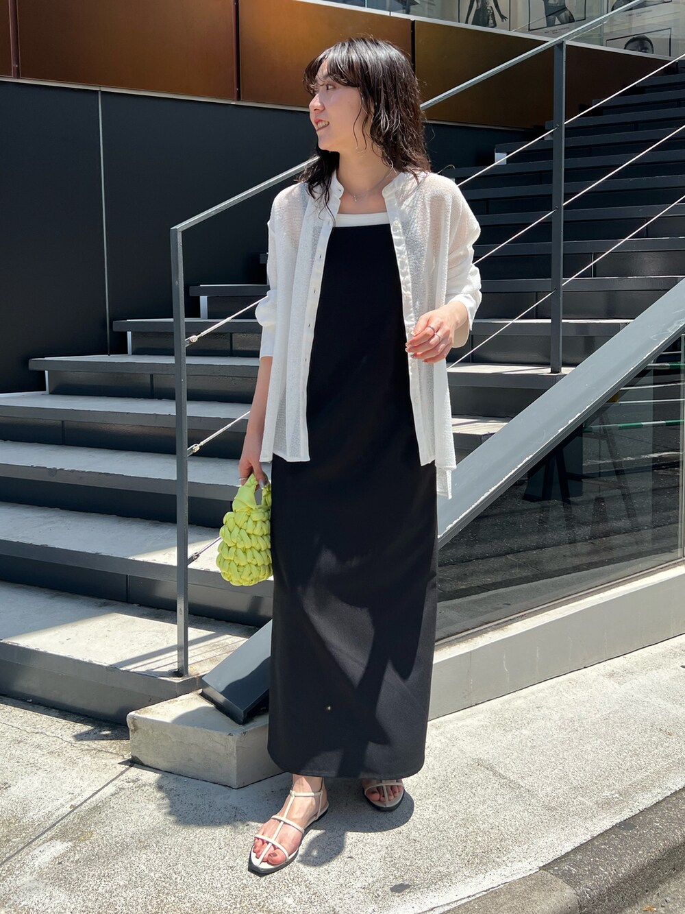 「シンプルコーデ、きれいめカジュアル、大人女子、カジュアルコーデ、ゆるコーデ、夏コーデ、夏ファッション、今日のコーデ、ワンピーススタイル、サンダル、ワンピース、ラクチンコーデ、メッシュ」｜「CAPRICIEUX LE'MAGEのメッシュシャツ（シャツ/ブラウス、ホワイト系）」を使った、harunaさん（レディース・165cm）の夏コーディネートの2枚目の写真