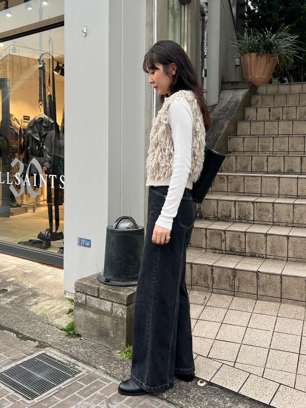 「最近のいい感じコーデ、きれいめカジュアル、ベスト、フリンジ、お出かけコーデ、デニム、カジュアル、シンプルコーデ」｜「CAPRICIEUX LE'MAGEのセンター切替デニム（デニムパンツ、ブラック系）」を使った、harunaさん（レディース・165cm）の秋コーディネートの3枚目の写真