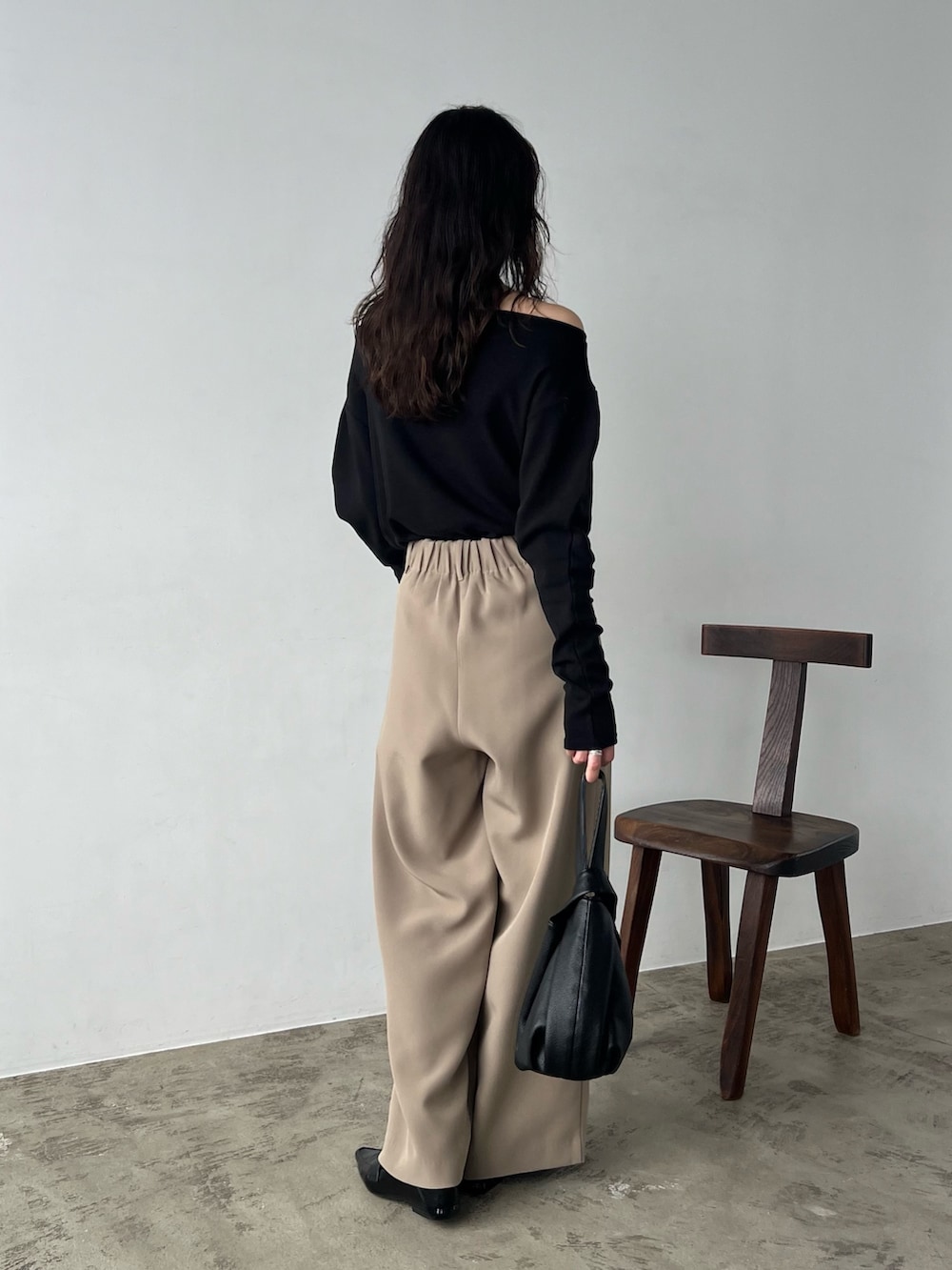 「チョーカー、ボートネック、ロンT、Tシャツ、お出かけコーデ、大人カジュアル、大人カジュアルコーデ、キレイめ、シンフルコーデ、骨格ナチュラル」｜「CAPRICIEUX LE'MAGEの【低身長サイズあり】3Dタックパンツ（その他パンツ、ベージュ系）」を使った、harunaさん（レディース・165cm）の秋コーディネートの3枚目の写真