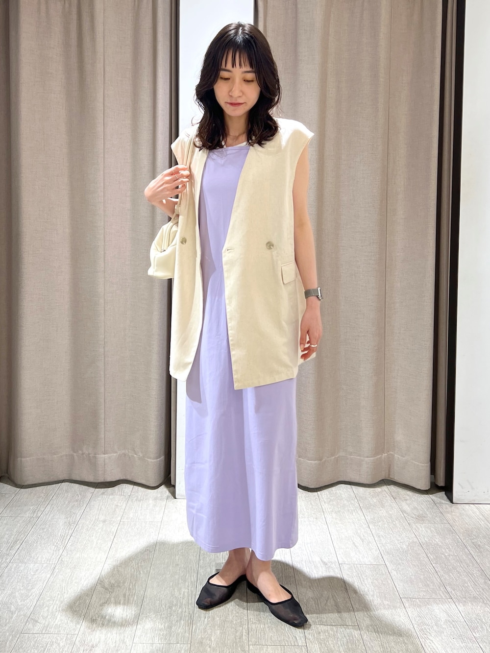 「きれいめカジュアル、オトナカジュアル、きれいめコーディネート、キャミワンピ、ワンピース、ベスト、リネン、夏コーデ、お出かけコーデ、パープル、シンプルコーデ」｜「CAPRICIEUX LE'MAGEのリネン混ハーフジレベスト（ベスト、ホワイト系）」を使った、harunaさん（レディース・165cm）の夏コーディネートの2枚目の写真