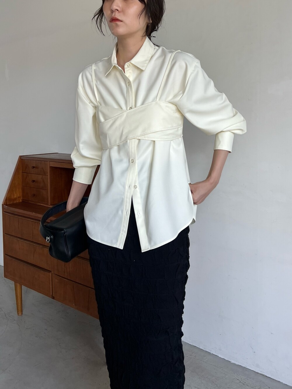 「淡色コーデ、秋服準備はじめました、シャツスタイル、デートコーデ、休日スタイル、ビスチェ、レイヤードスタイル、スカート、フクレジャガード、着痩せ・細見え、骨格ナチュラル」｜「CAPRICIEUX LE'MAGEのふくれジャガードスカート（スカート、ブラック系）」を使った、harunaさん（レディース・165cm）の秋コーディネートの6枚目の写真