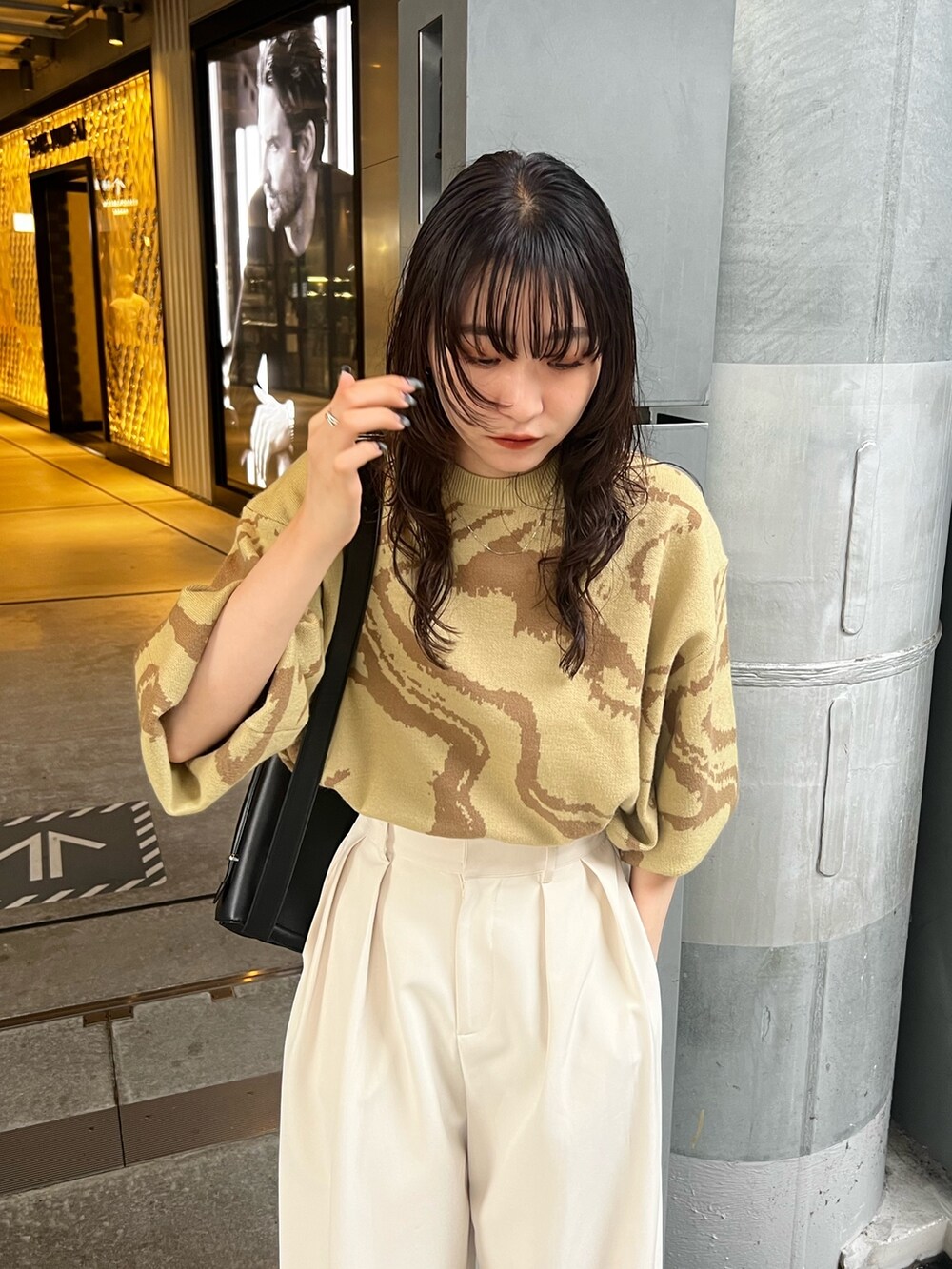 「きれいめカジュアル、ニット、スラックス、オトナカジュアル、秋服コーデ、パンツコーデ、ラクチンコーデ、大人女子、高身長女子、秋カラー」｜「CAPRICIEUX LE'MAGEの2タックワイドパンツ（その他パンツ、ホワイト系）」を使った、harunaさん（レディース・165cm）の秋コーディネートの2枚目の写真