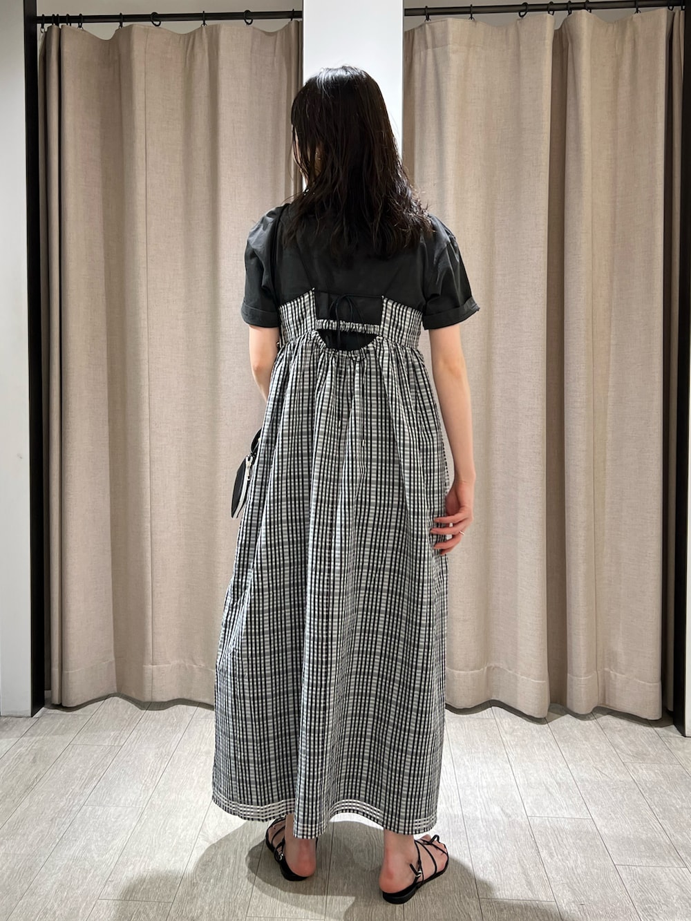 「オトナ女子、おでかけコーデ、春服コーデ、休日スタイル、きれいめカジュアル、カジュアルコーデ、オトナカジュアル、着回しコーデ、キャミワンピース、Tシャツ、ロゴT、ブラックコーデ」｜「CAPRICIEUX LE'MAGEのチェックフレアキャミワンピース（ワンピース、ブラック系）」を使った、harunaさん（レディース・165cm）の春コーディネートの2枚目の写真