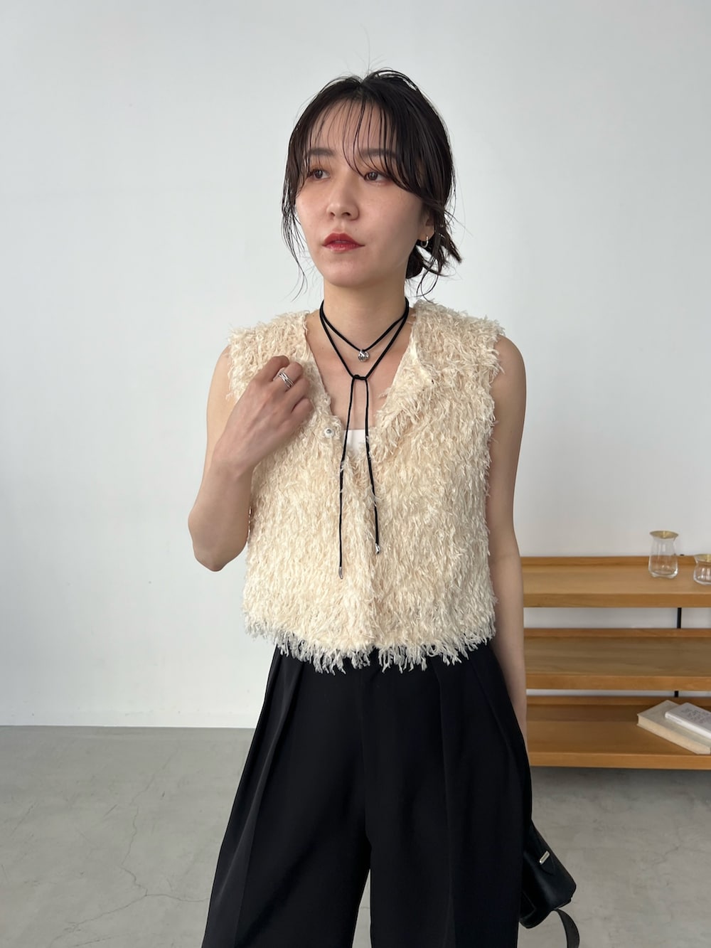 「きれいめカジュアル、夏コーデ、淡色コーデ、お出かけコーデ、フリンジ、ワイドパンツ、シンプルコーデ、チョーカー、韓国風コーデ、タンクトップ、大人カジュアル」｜「CAPRICIEUX LE'MAGEのフリンジタンク（トップス、ホワイト系）」を使った、harunaさん（レディース・165cm）の夏コーディネートの5枚目の写真